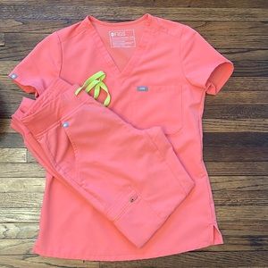 XXS Figs coral scrub set